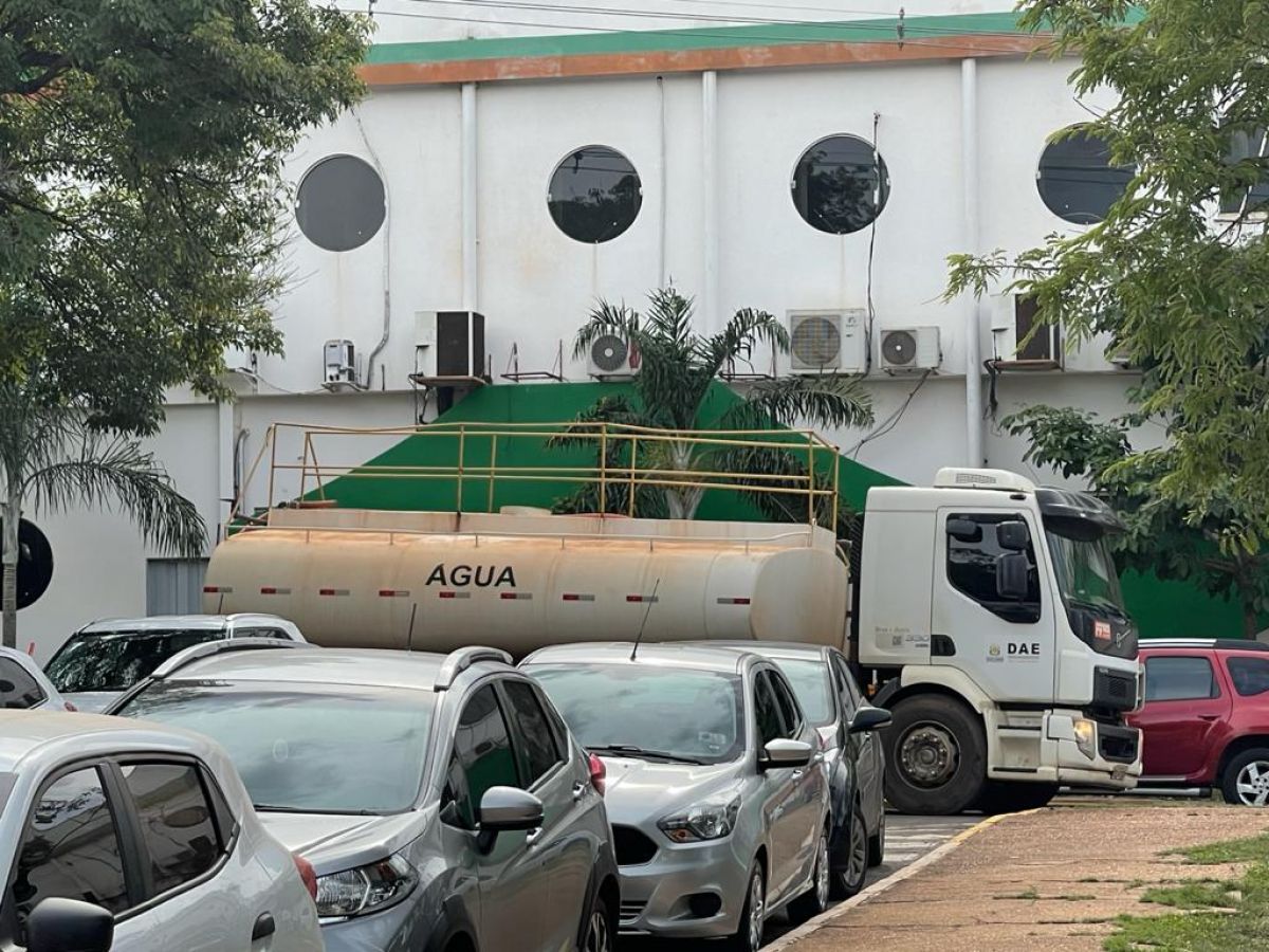 Tião da Zaeli flagra Caminhão-Pipa abastecendo prefeitura de VG em frente o gabinete de Kalil