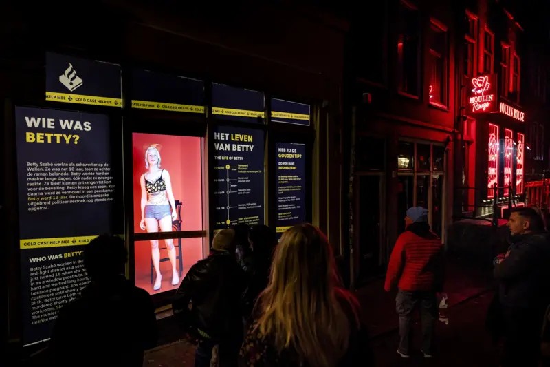 O holograma em vitrine da Holanda usado para tentar desvendar assassinato de prostituta